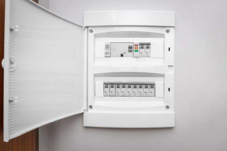 Faut-il refaire son installation électrique à Sèvremoine ?
